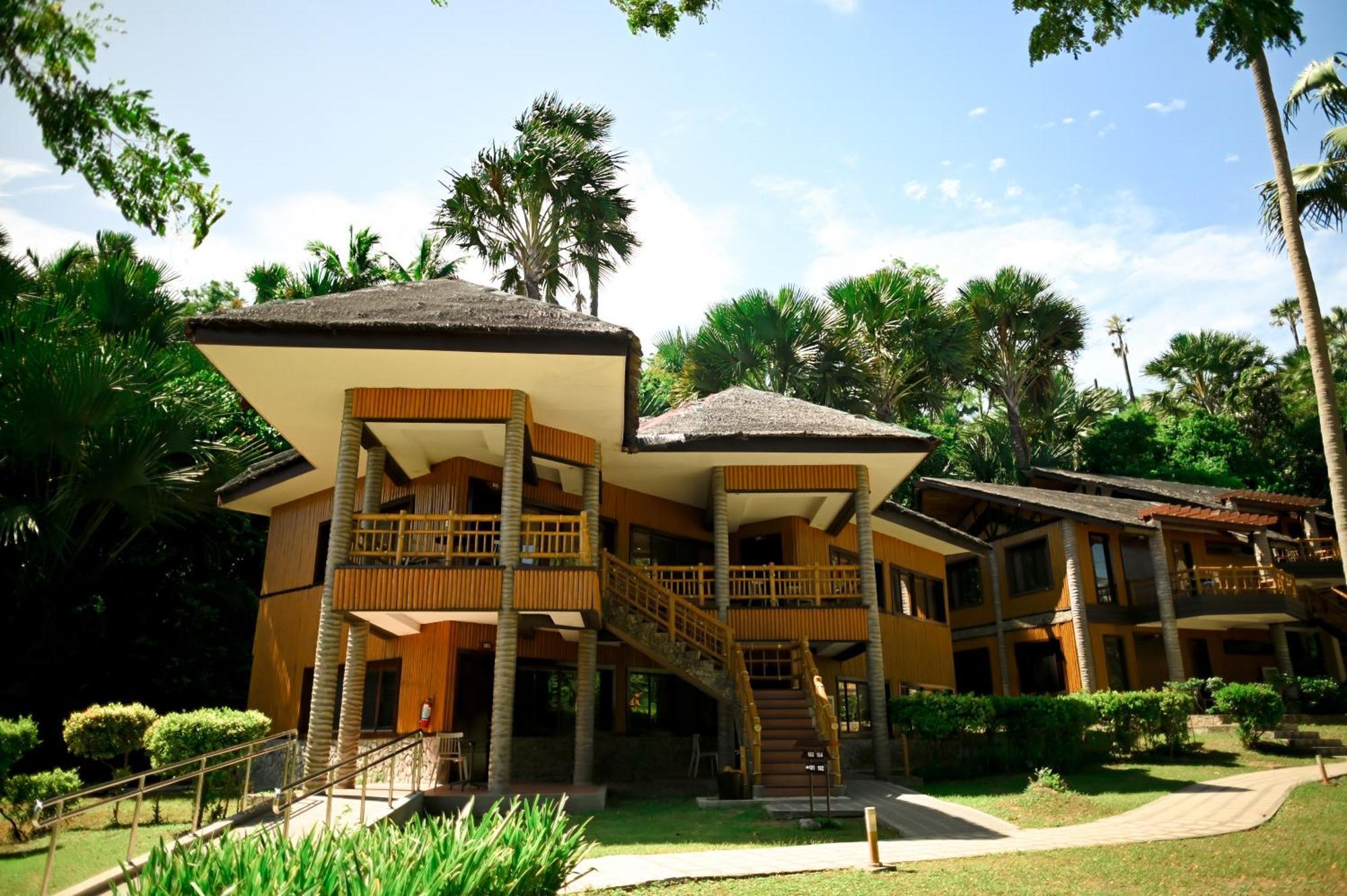 Hotel Fridays Puerto Galera Exterior foto