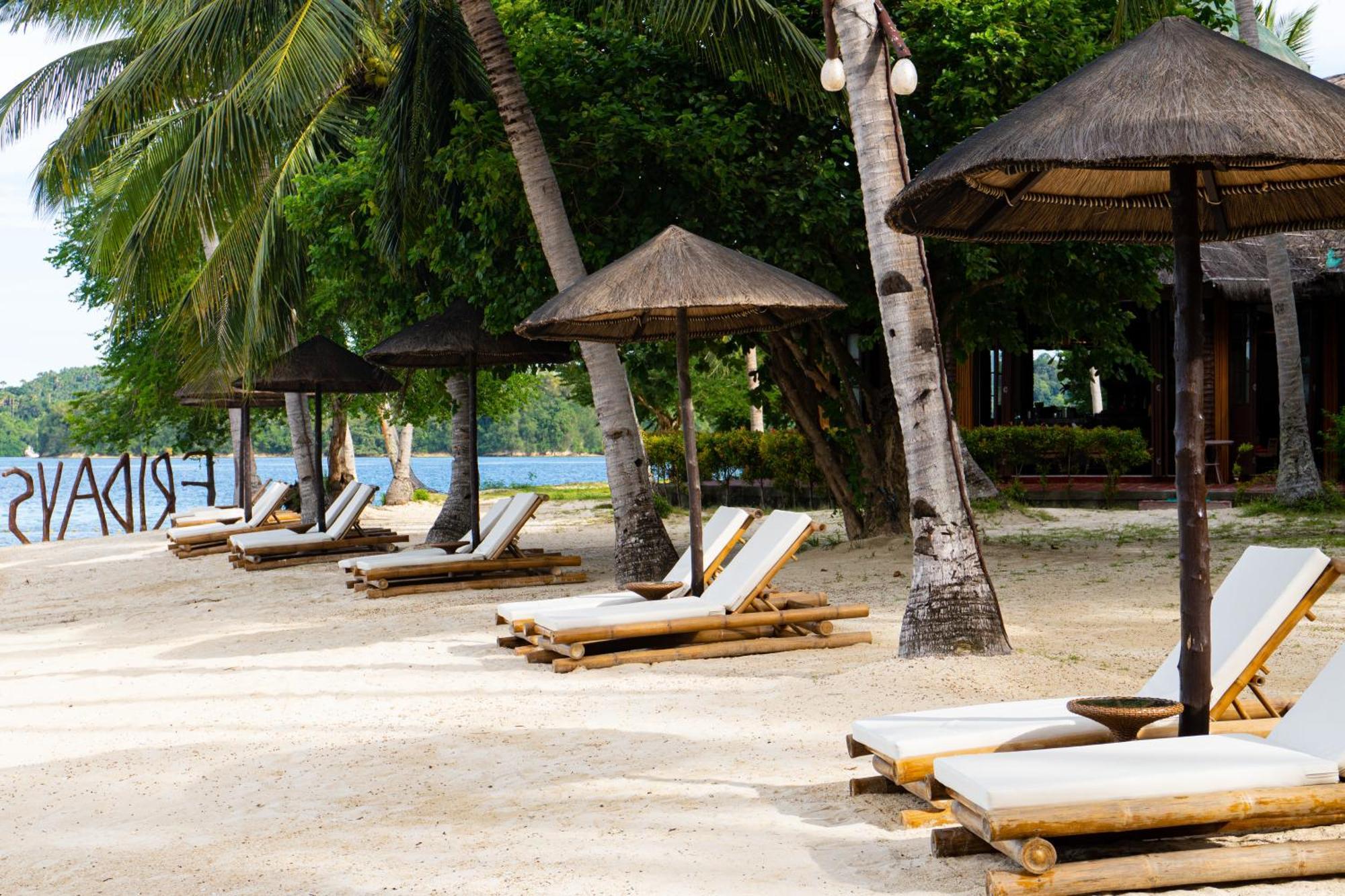 Hotel Fridays Puerto Galera Exterior foto