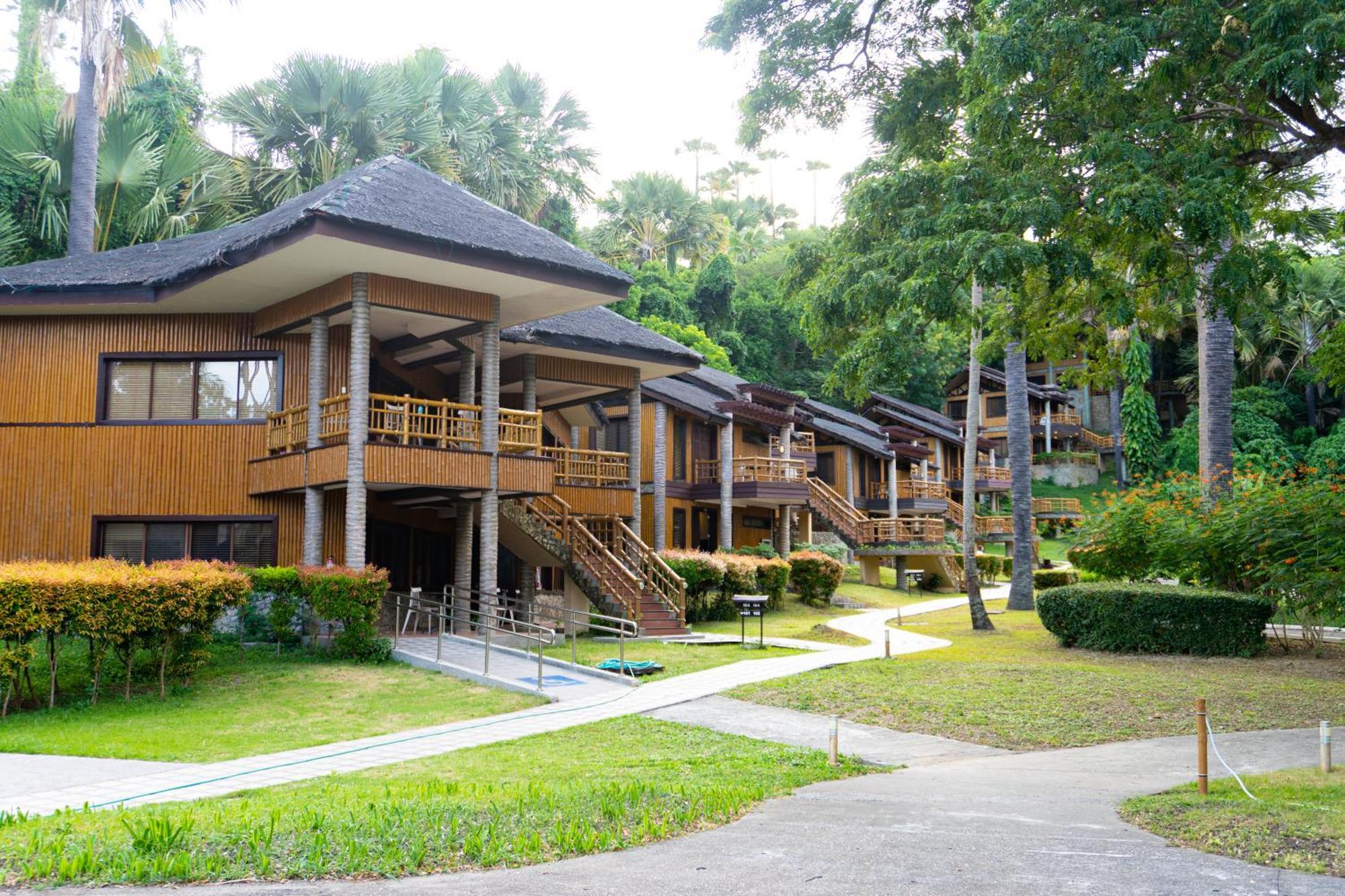 Hotel Fridays Puerto Galera Exterior foto